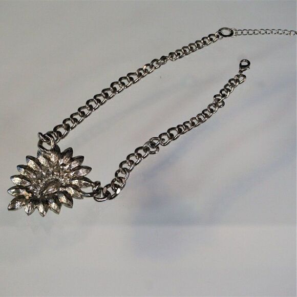 Jeweled Floral Statement Necklace Sparkling Pendant Silvertone Chain - Picture 7 of 7
